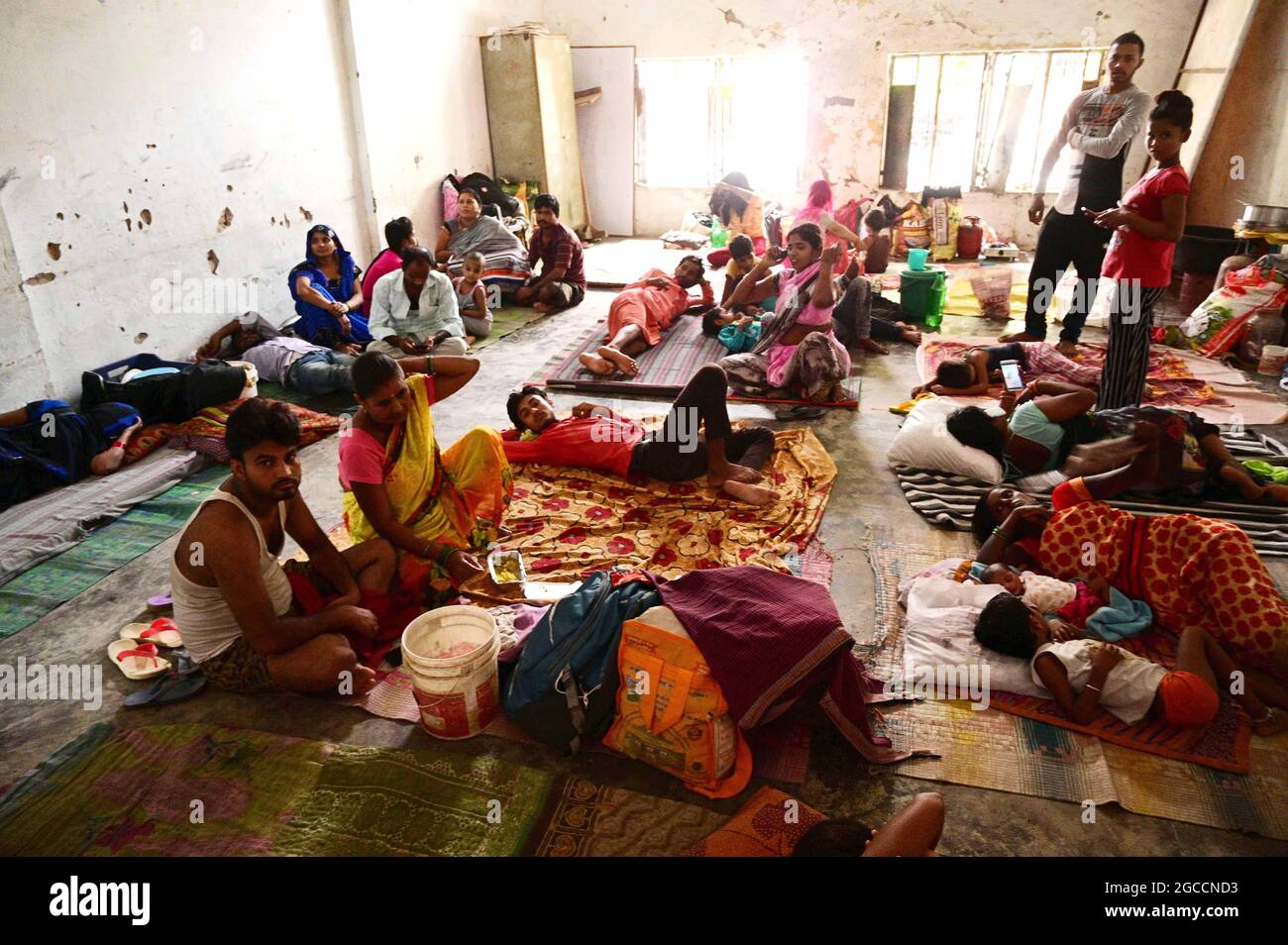 Prayagraj, Uttar Pradesh, India. 8 agosto 2021. Prayagraj: Persone che vivono in un campo di governo dopo le loro case sommerse con le acque salite del fiume Ganga nella zona di chhota Boghara a Prayagraj sabato 08 agosto 2021. (Credit Image: © Prabhat Kumar Verma/ZUMA Press Wire) Credit: ZUMA Press, Inc./Alamy Live News Foto Stock