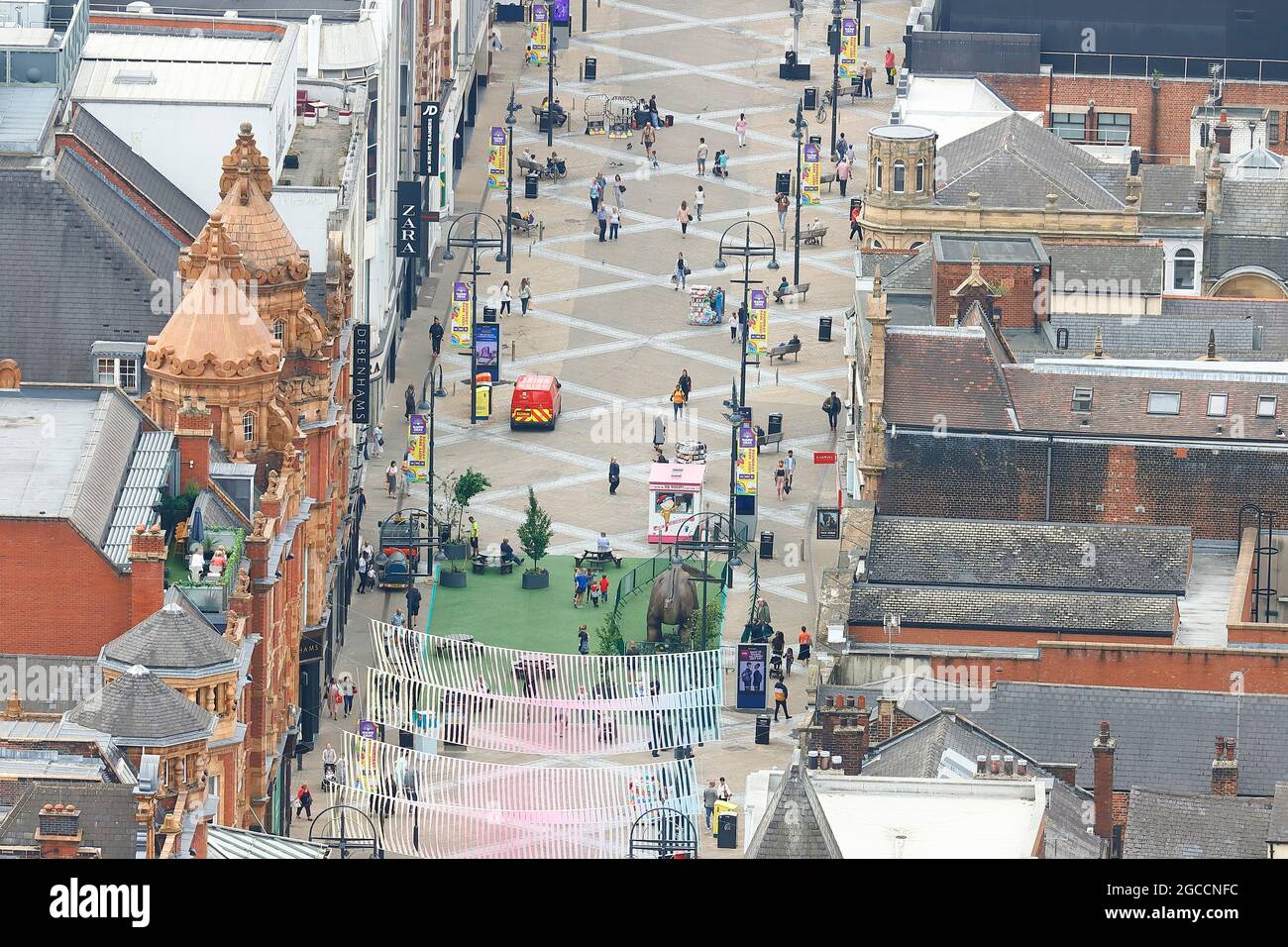 La vista attraverso Briggate a Leeds dalla cima della Altus House, che si erge a 116 m sopra il piano terra ed è attualmente l'edificio più alto dello Yorkshire Foto Stock