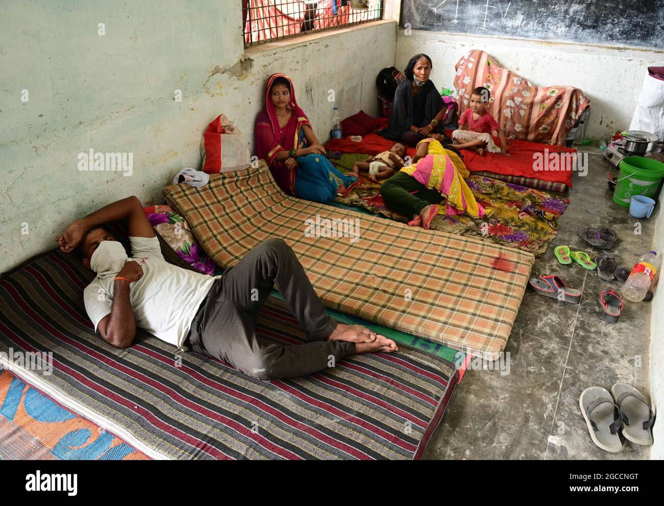 Prayagraj, Uttar Pradesh, India. 8 agosto 2021. Prayagraj: Persone che vivono in un campo di governo dopo le loro case sommerse con le acque salite del fiume Ganga nella zona di chhota Boghara a Prayagraj sabato 08 agosto 2021. (Credit Image: © Prabhat Kumar Verma/ZUMA Press Wire) Credit: ZUMA Press, Inc./Alamy Live News Foto Stock