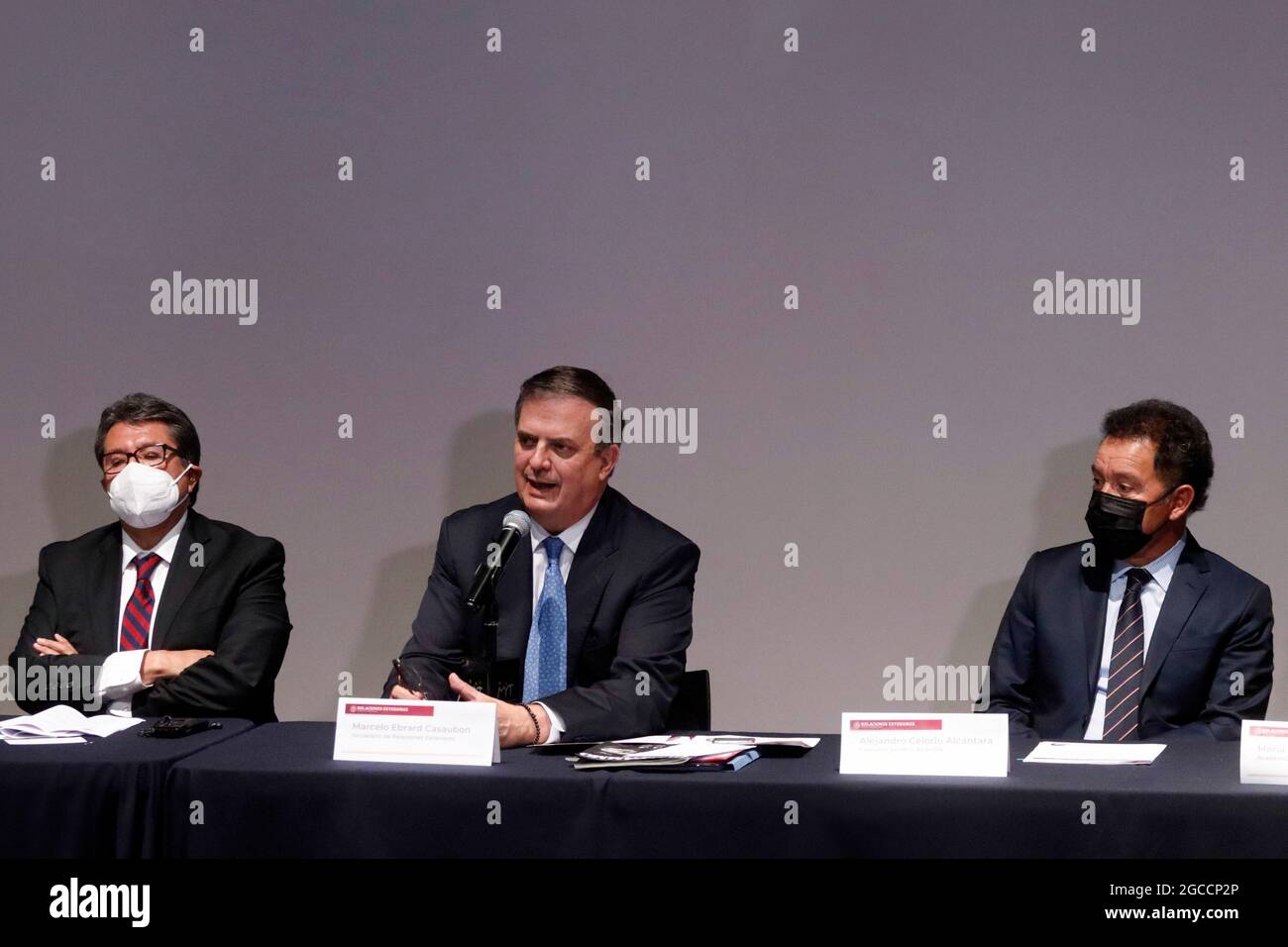 CITTÀ DEL MESSICO, MESSICO - 4 AGOSTO: Ministro degli Affari Esteri del Messico, Marcelo Ebrard, accompagnato dai presidenti del Comitato di coordinamento politico del Senato messicano, Ricardo Monreal e Ignacio Miér durante una conferenza stampa per annunciare che il governo del Messico sta facendo causa ai produttori e ai venditori di armi utilizzate per il traffico di armi da parte di gruppi di criminalità organizzata che operano in Messico. La denuncia mira a fermare la vendita e l'ingresso di armi da fuoco in Messico. Il 4 agosto 2021 a Città del Messico, Messico. Credit: Luis Barron/Eyepix Group/The Photo Access Foto Stock