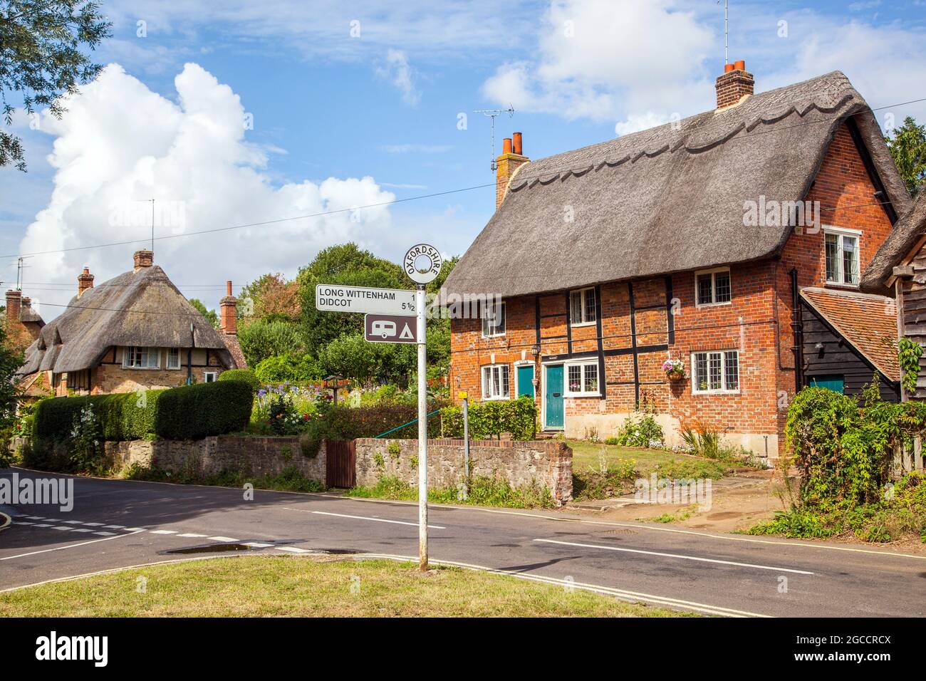 Cottage di paglia nel villaggio di Oxfordshire di Clifton Hampton Foto Stock