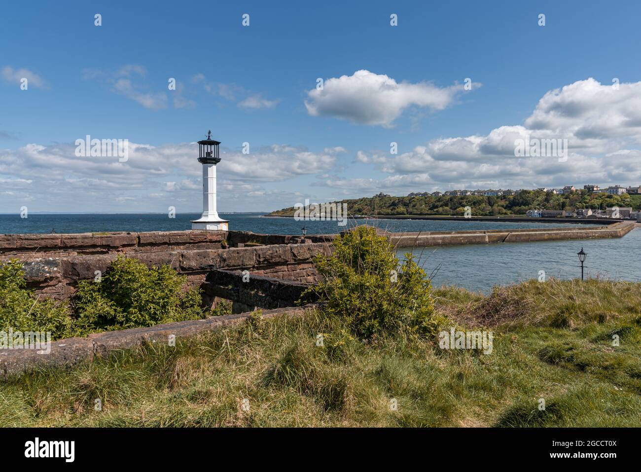 Maryport, Cumbria, Regno Unito - 04 Maggio 2019: Il vecchio Maryport faro, con il molo e il fiume Ellen Foto Stock