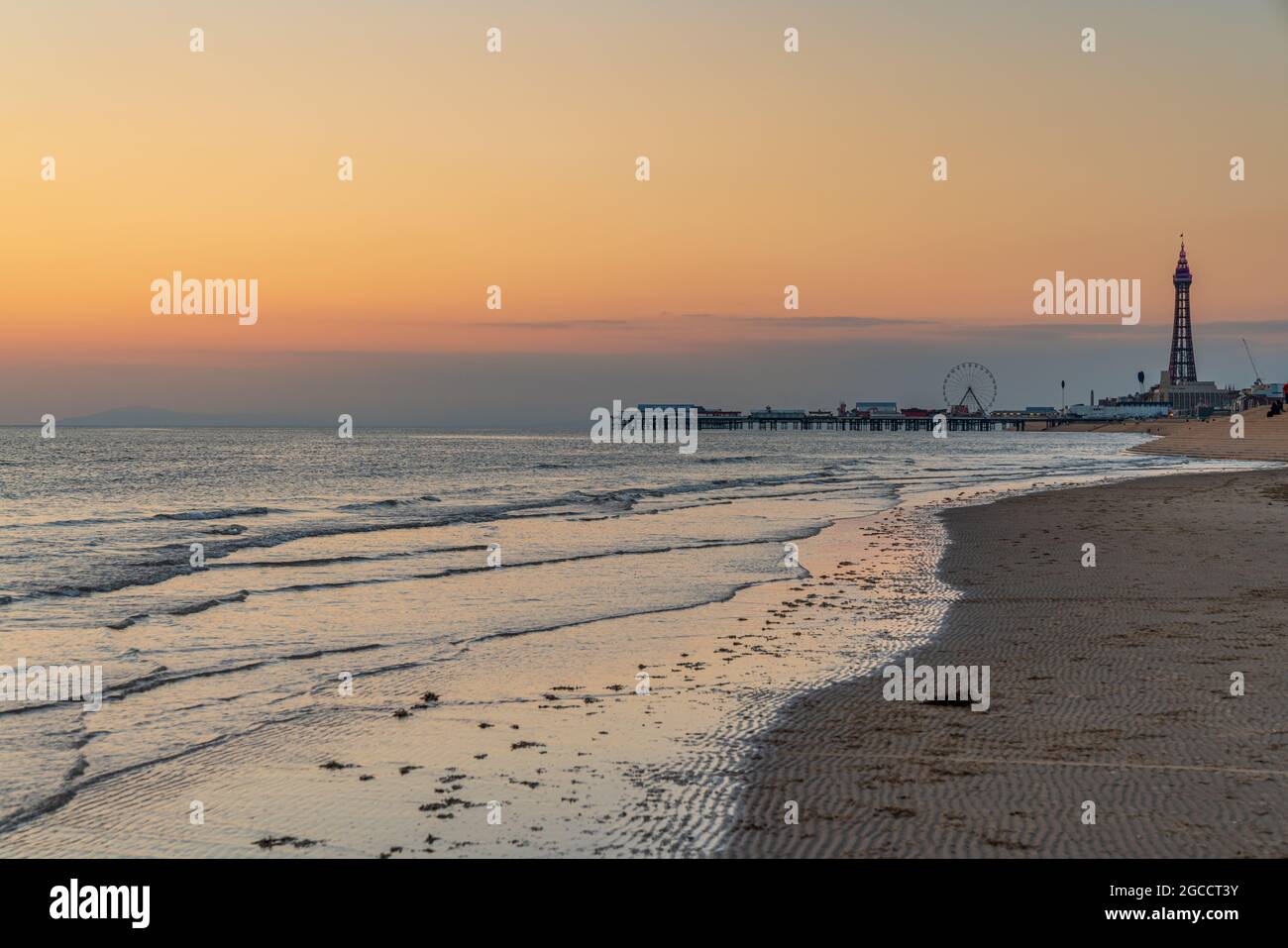 Blackpool, Inghilterra, Regno Unito - 29 Aprile 2019: luce della sera su Blackpool, visto da sud del molo, guardando a nord verso il molo centrale e la torre Foto Stock
