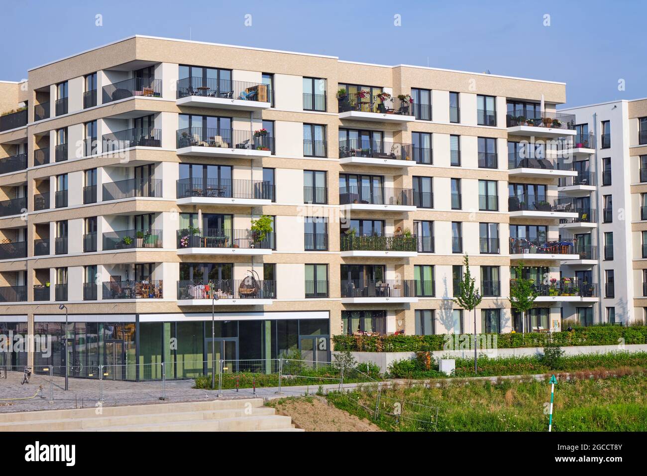 Moderno edificio di appartamenti in una nuova area di sviluppo residenziale a Berlino Foto Stock