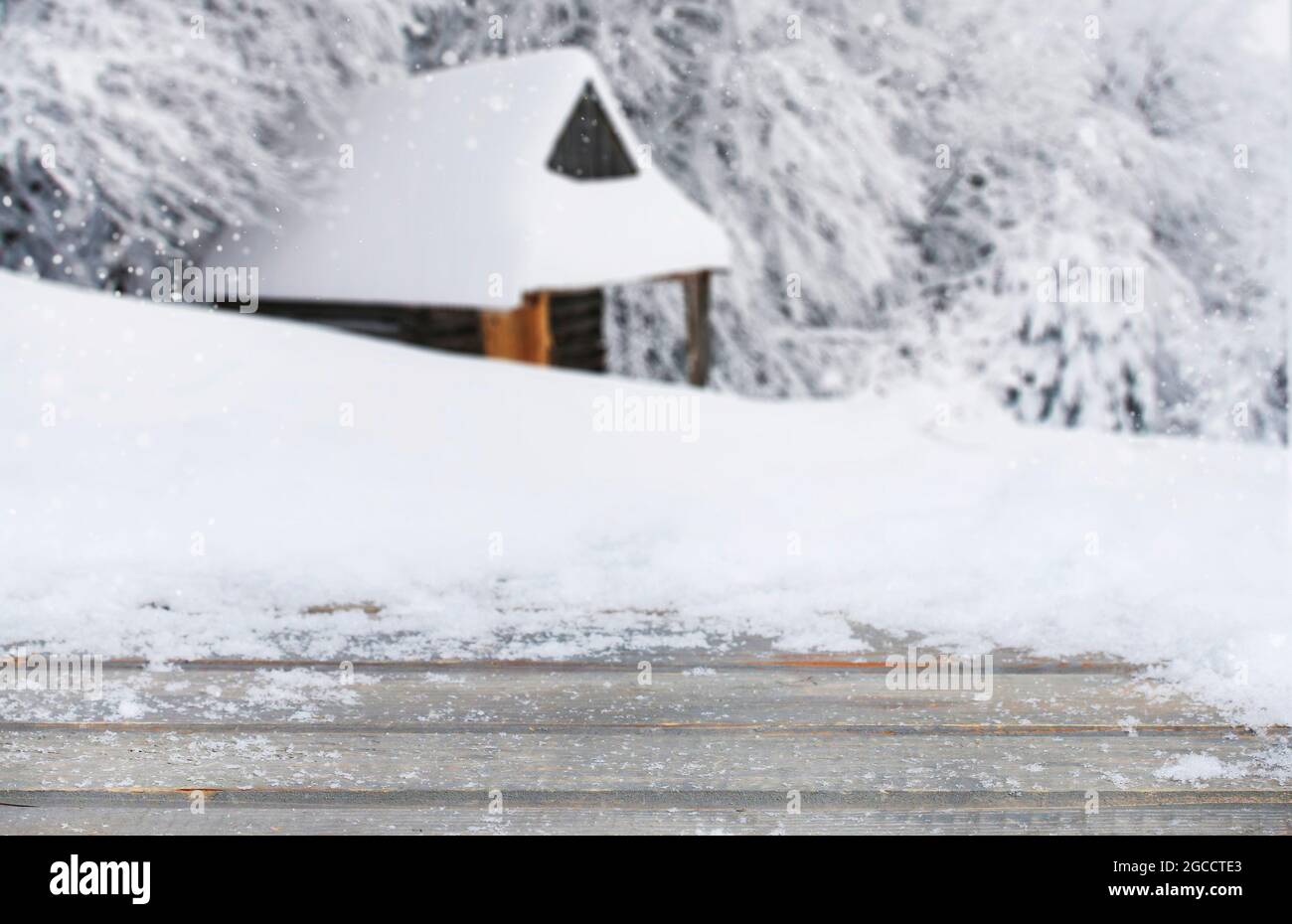 Tavolo in legno e paesaggio innevato sfocato sullo sfondo. Risorse grafiche Foto Stock