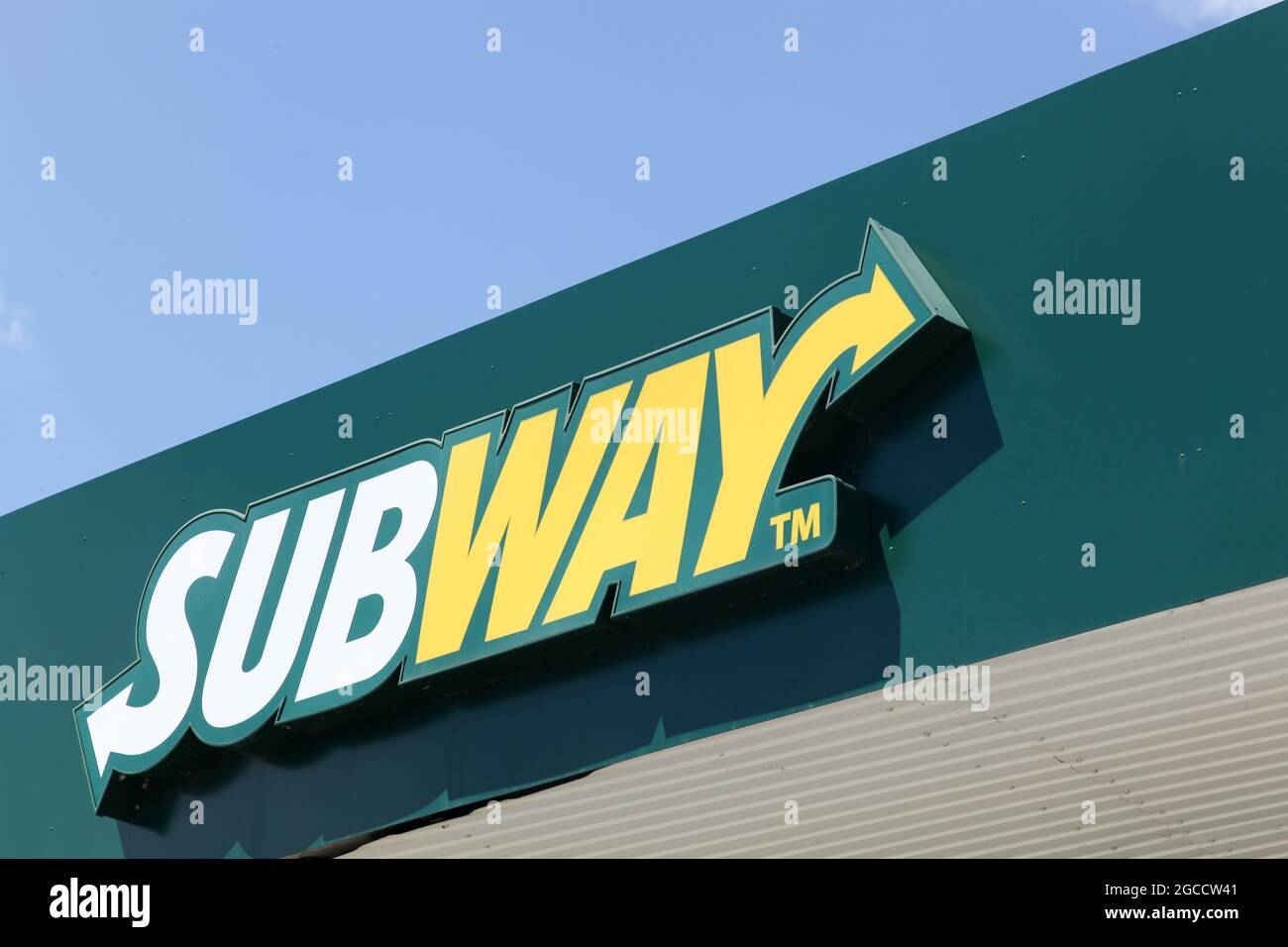 Saint Priest, Francia - 27 luglio 2017: Logo della metropolitana su un muro. Subway è un franchise di fast food americano Foto Stock