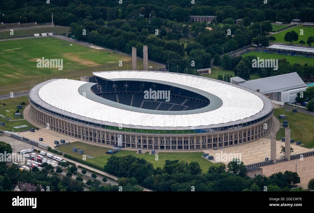 07 agosto 2021, Berlino: Una vista aerea mostra lo Stadio Olimpico. (Vista  aerea da un elicottero) Foto: Christophe Gateau/dpa Foto stock - Alamy