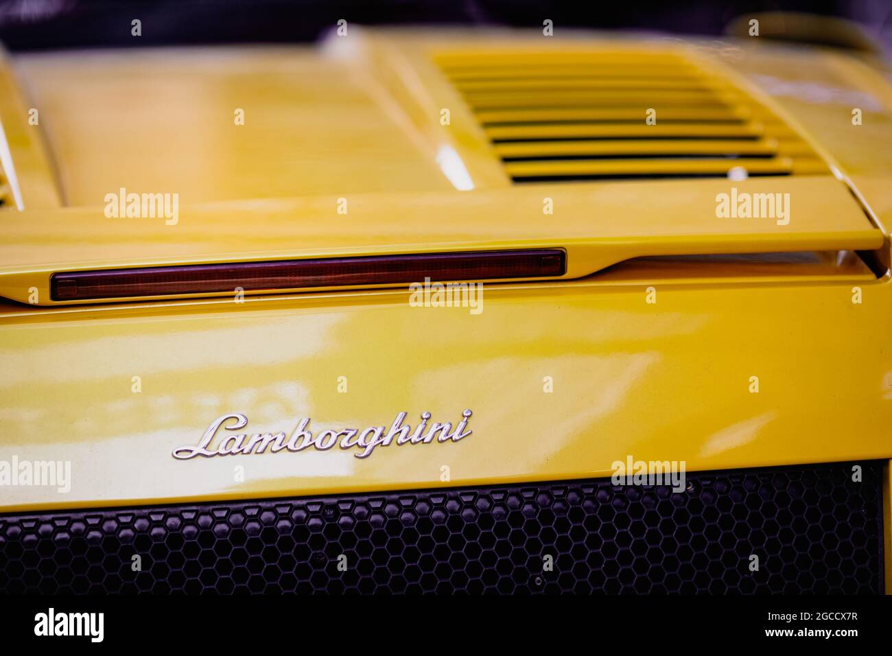 Bucarest, Romania - 7 agosto 2021: Profondità di campo poco profonda (fuoco selettivo) dettagli di un'auto sportiva gialla convertibile Lamborghini. Foto Stock