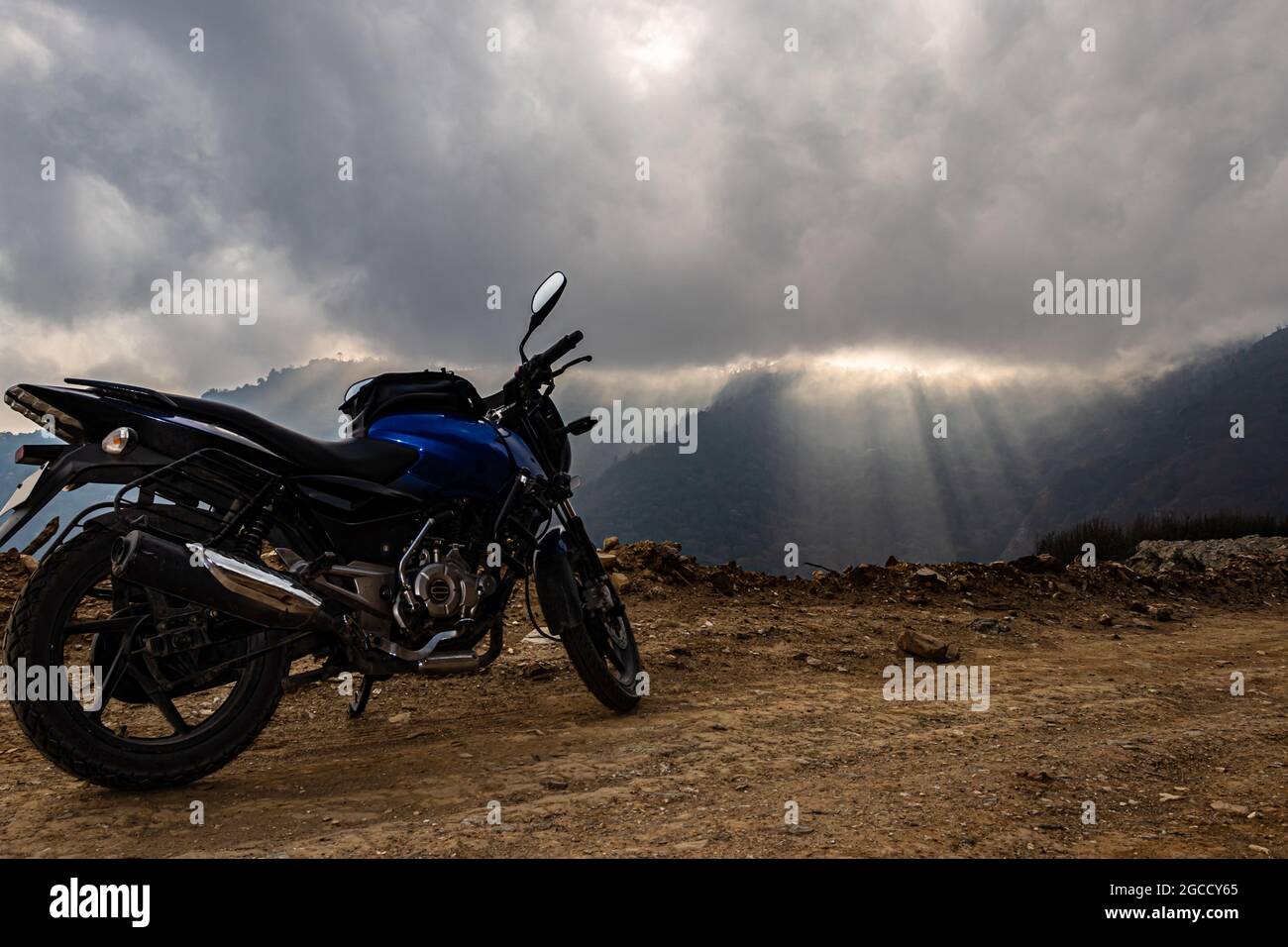 moto in cima alla montagna con cielo drammatico alla sera Foto Stock