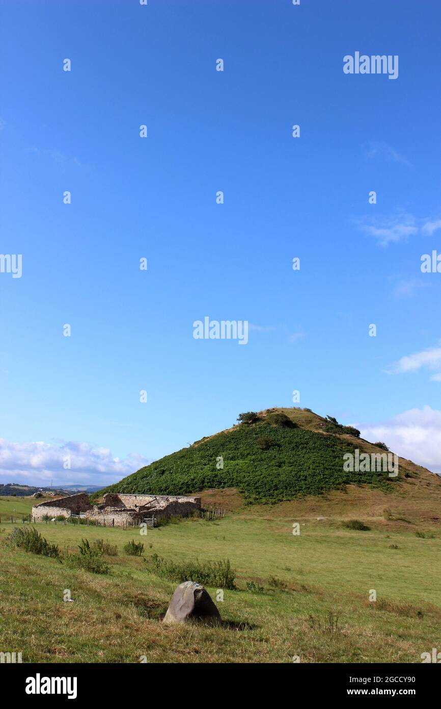 Le due spine vulcaniche di Vordre - il luogo per il castello medievale di Deganwy una prima roccaforte di Gwynedd che si trova alla foce del fiume Conwy, Galles Foto Stock