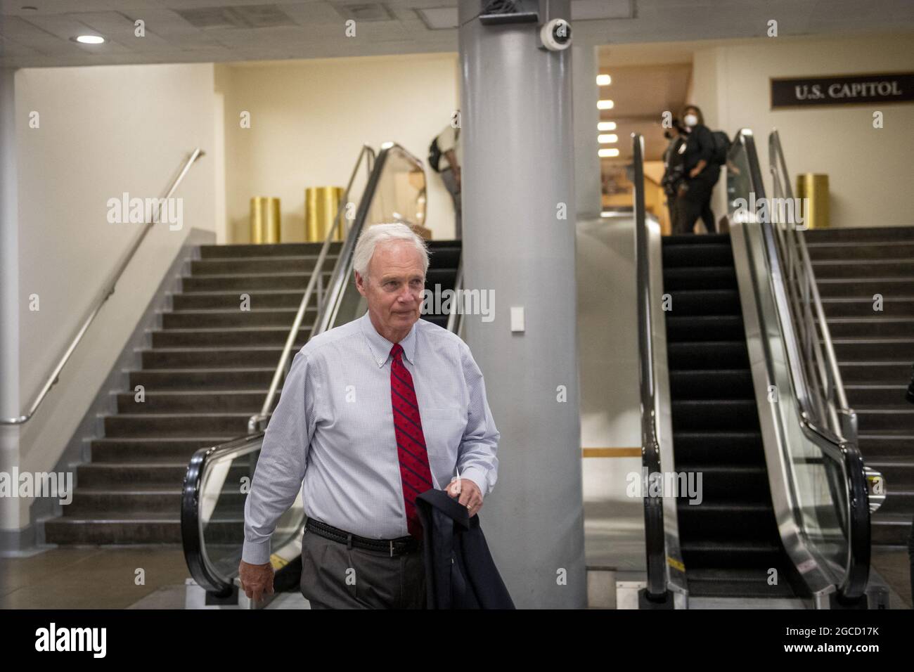 Il senatore degli Stati Uniti Ron Johnson (repubblicano del Wisconsin) cammina attraverso la metropolitana del Senato presso il Campidoglio degli Stati Uniti durante un voto a Washington, DC, Sabato, 7 agosto 2021. Foto di Rod Lamkey/CNP/ABACAPRESS.COM Foto Stock