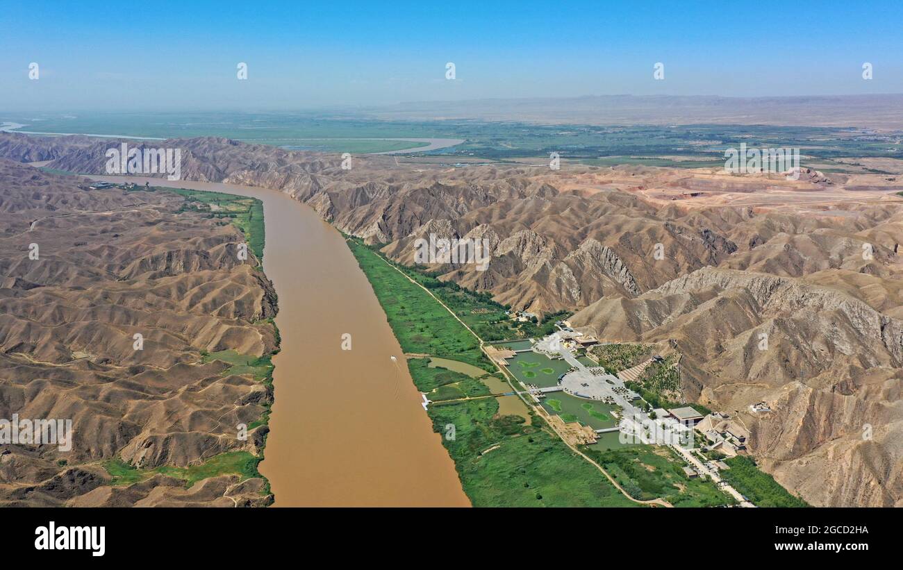 (210808) -- WUZHONG, 8 agosto 2021 (Xinhua) -- Foto aerea scattata il 5 agosto 2021 mostra la scena del Grand Canyon del Fiume giallo nella città di Qingtongxia, nella regione Autonoma di Ningxia Hui della Cina nord-occidentale. (Xinhua/Wang Peng) Foto Stock