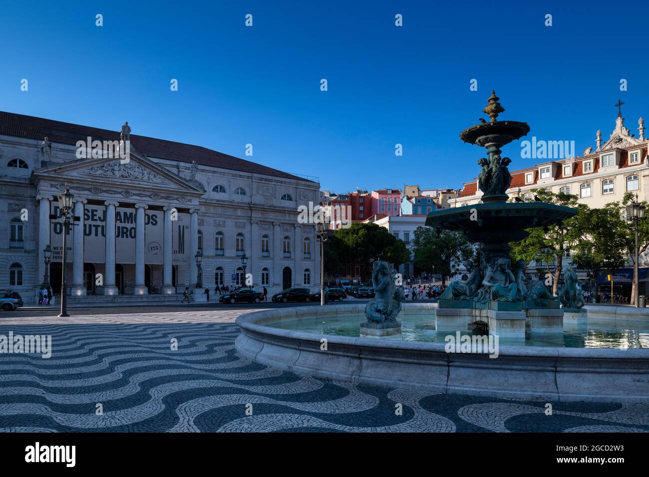 Lisbona, Portogallo - 16 luglio 2021: Veduta di Piazza Rossio (Praca do Rossio), nel centro della città di Lisbona, Portogallo. Foto Stock