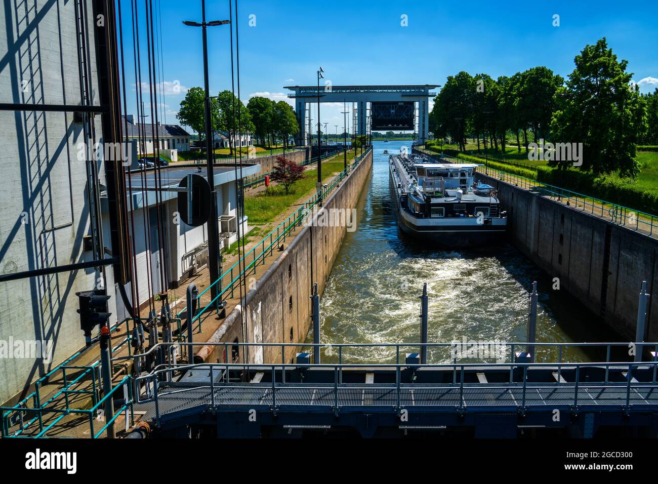 Nave che passa una principessa Beatrix sluice nel canale di Lek, Paesi Bassi Foto Stock