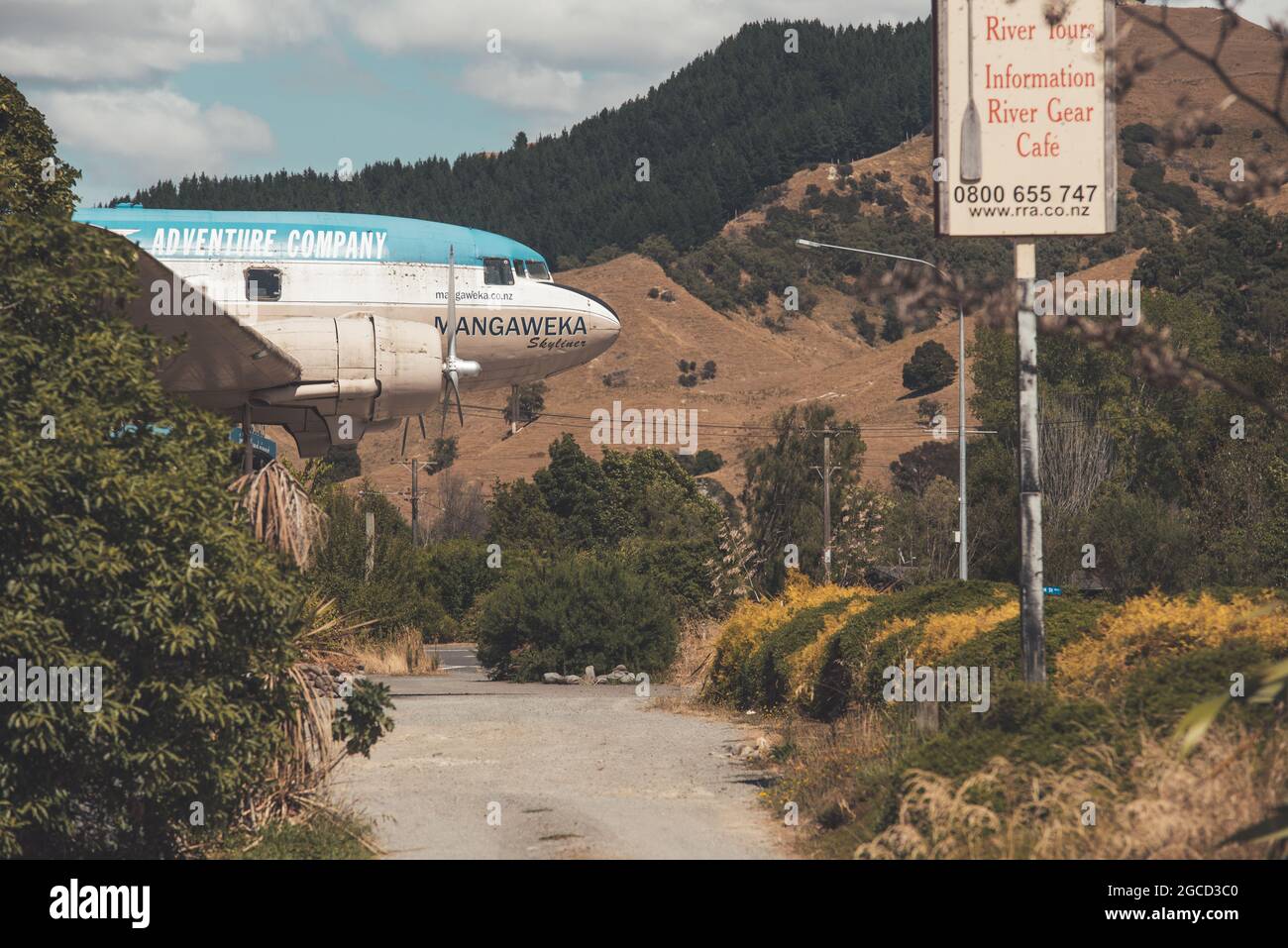 Aereo ritirato di fronte all'aeroporto locale chiuso in Nuova Zelanda Foto Stock