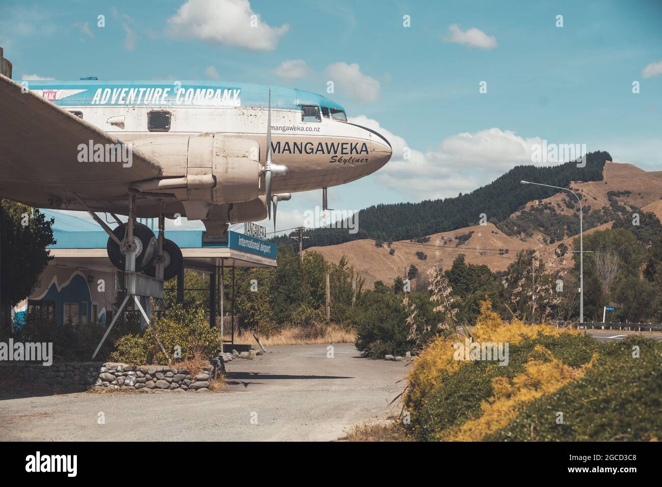 Aereo ritirato di fronte all'aeroporto locale chiuso in Nuova Zelanda Foto Stock