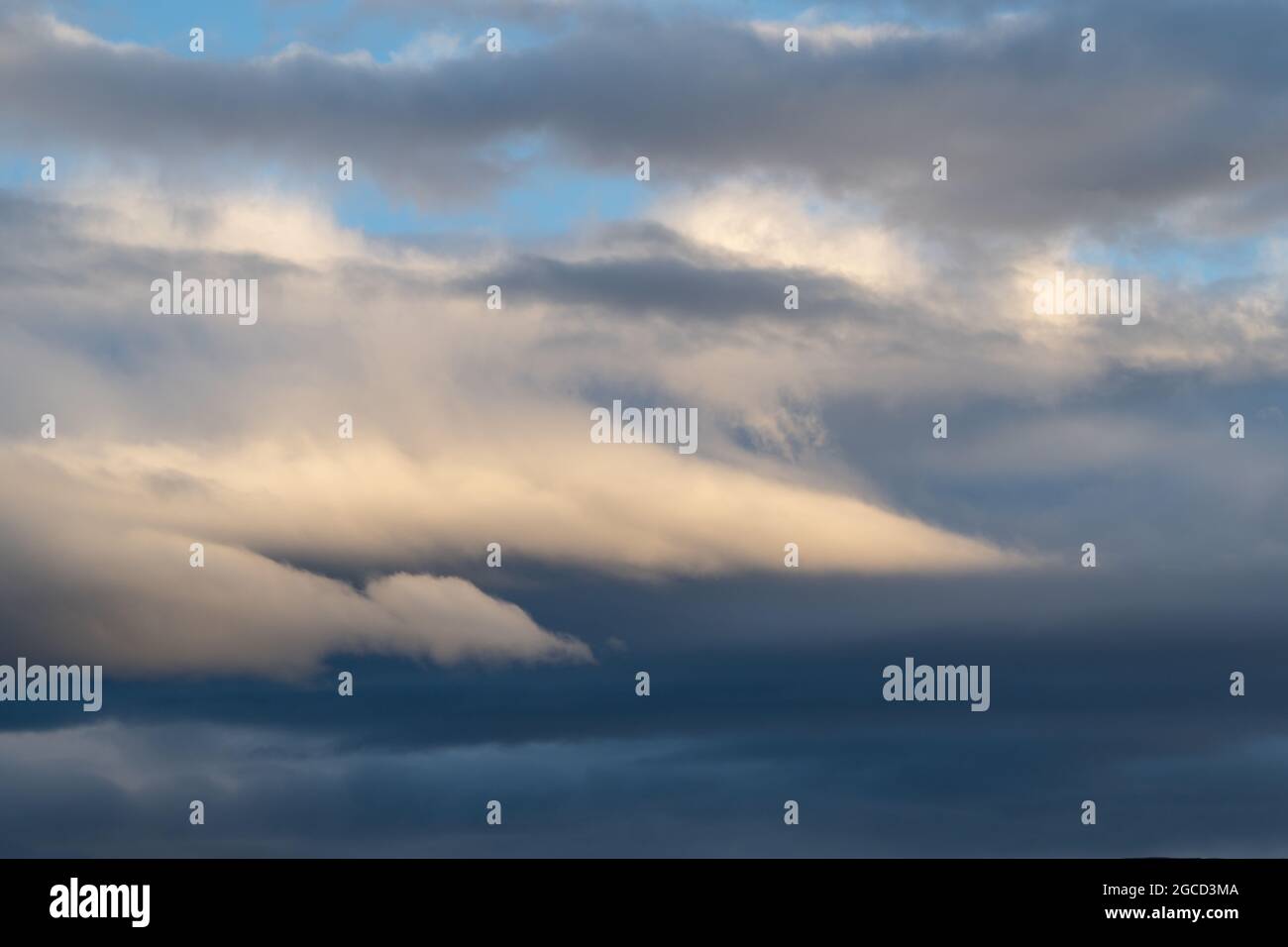 Spettacolari formazioni nuvolose nel cielo blu sopra l'isola scozzese Foto Stock