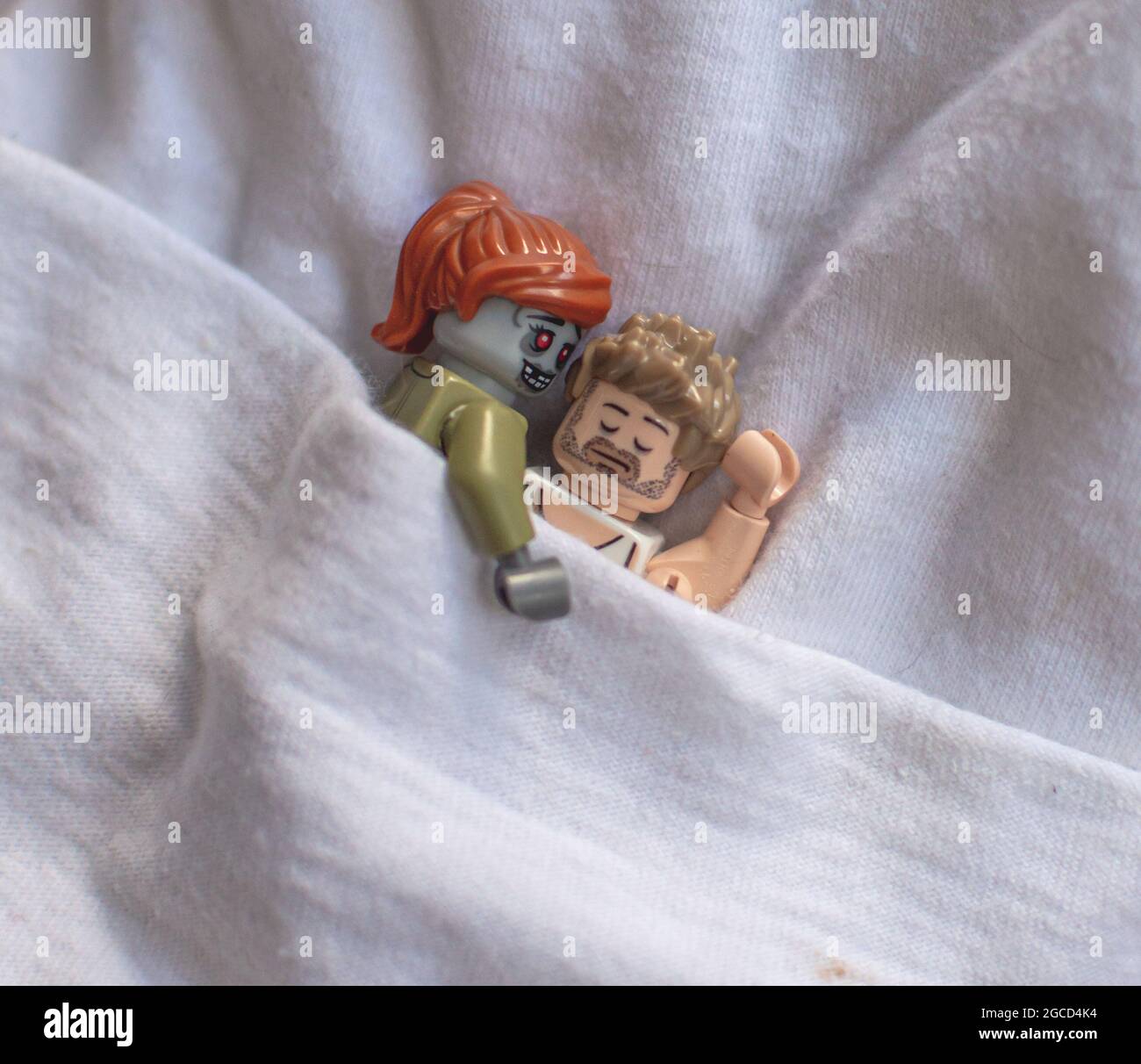 LEGO minifigure zombie dormire Foto Stock