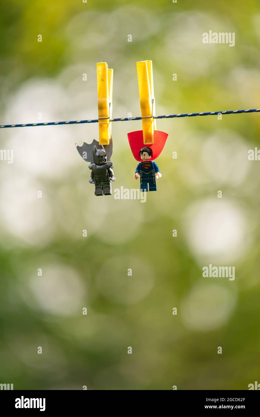 LEGO minifigura batman e superman su filo da bucato Foto Stock