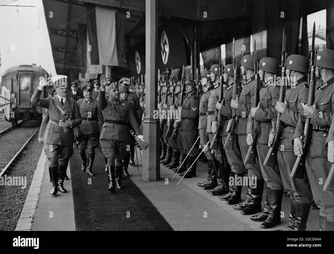 HENDAYE, FRANCIA - 23 ottobre 1940 - il generale Francisco Franco (destra 1892-1975) Adolf Hitler ispeziona i soldati nazisti durante il loro incontro a Hendaye, Francia Foto Stock