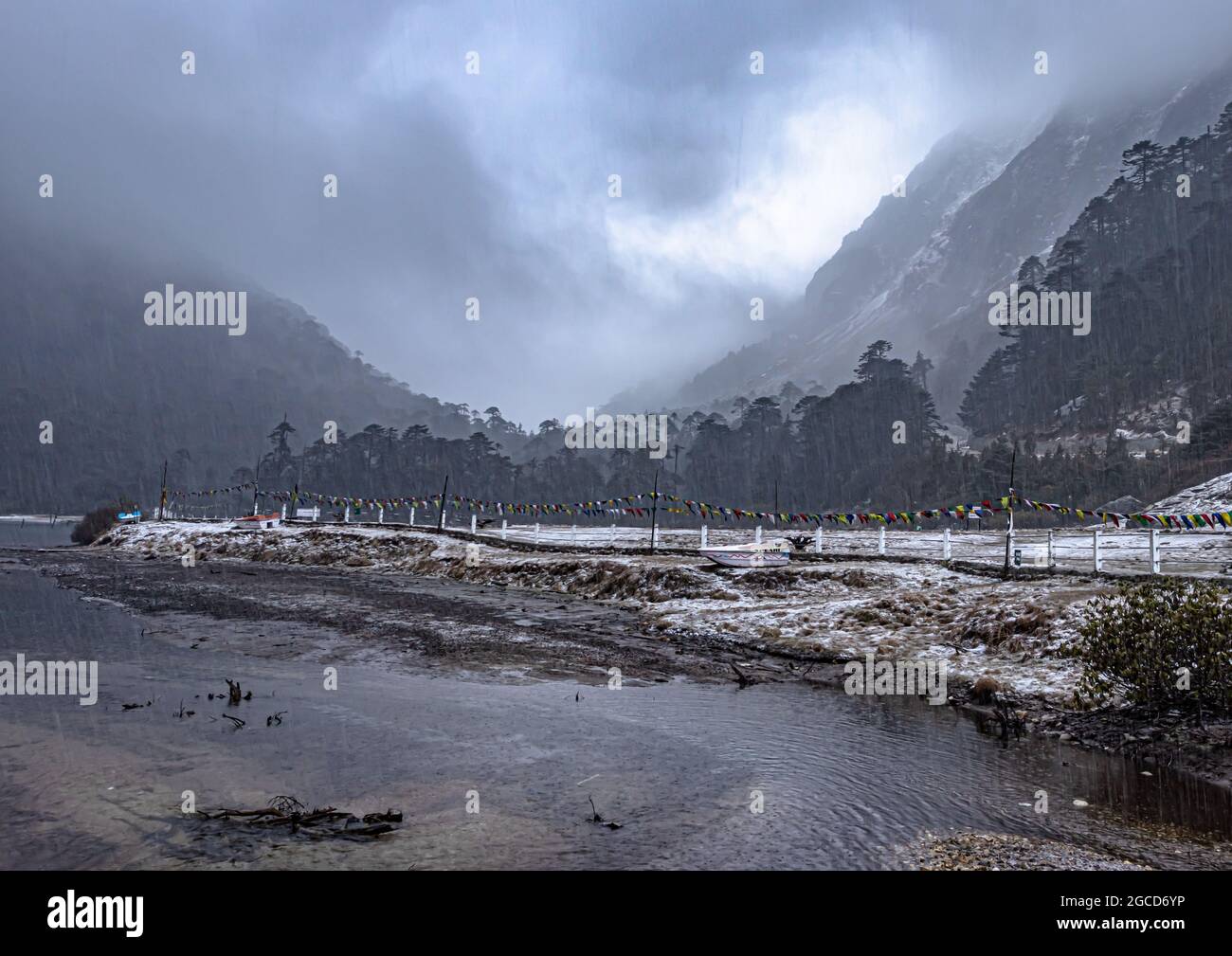 cielo nuvoloso drammatico a valle di montagna al mattino da un angolo piatto immagine è presa sul lago madhuri tawang arunachal pradesh. Foto Stock