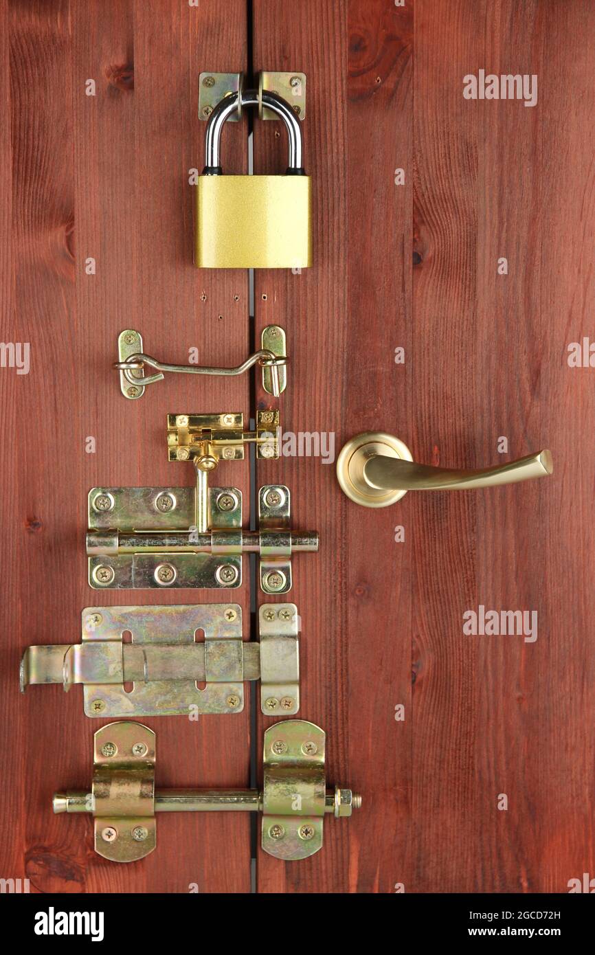 Bulloni metallici, chiusure e ganci nella chiusura porte in legno Foto  stock - Alamy