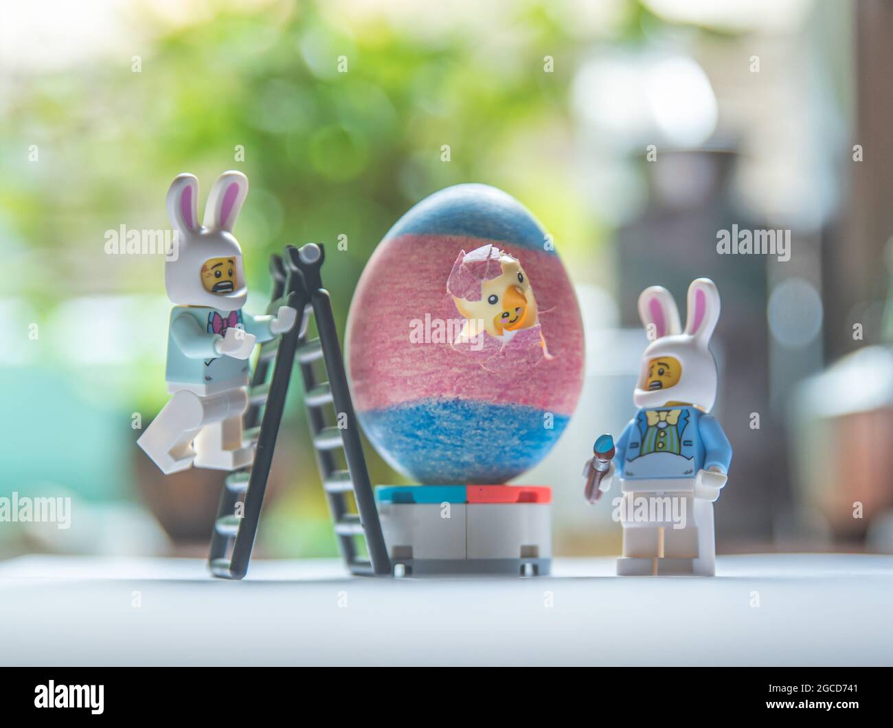 Mini figure di coniglio LEGO e uovo di pasqua Foto Stock