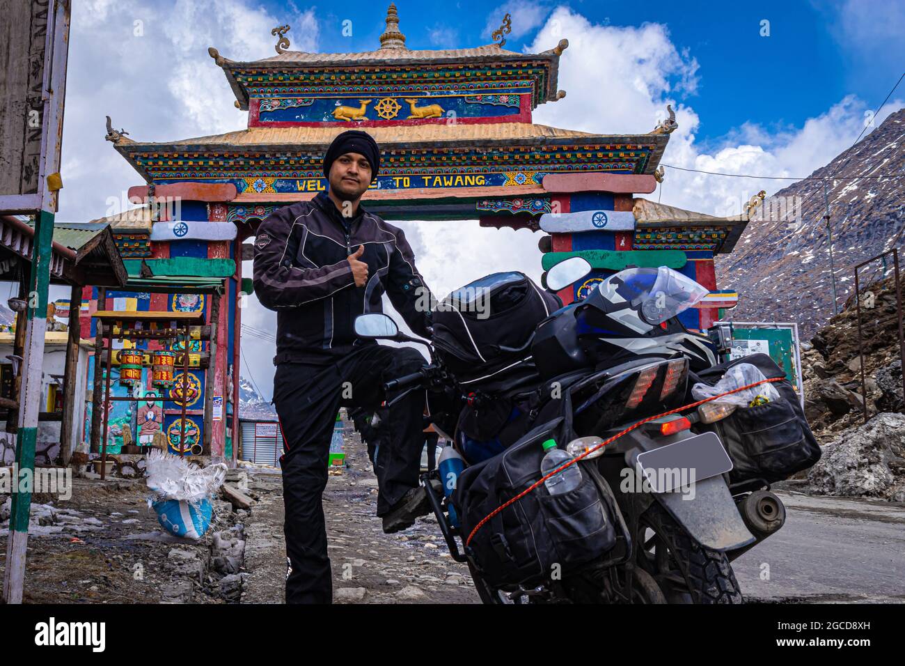 moto da solo giovane uomo ridder con la sua bici caricata al passo di montagna di giorno da un angolo piatto immagine è presa al passo di sela tawang arunachal pradesh india Foto Stock