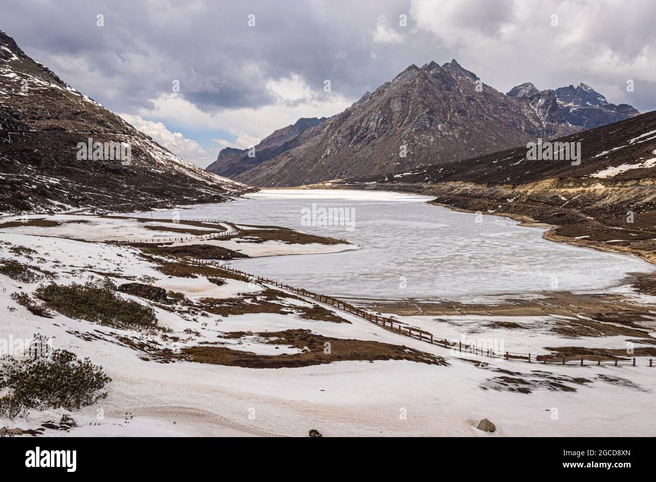 lago ghiacciato con sfondo valle di montagna in inverno al giorno da angolo piatto immagine è presa al passo di sela tawang arunachal pradesh india. Foto Stock