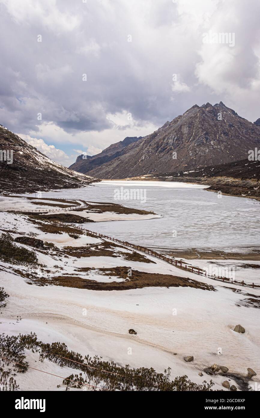 lago ghiacciato con sfondo valle di montagna in inverno al giorno da angolo piatto immagine è presa al passo di sela tawang arunachal pradesh india. Foto Stock