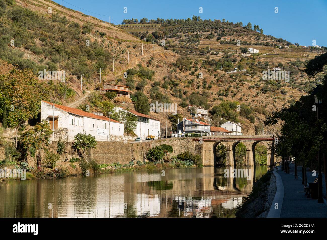 PINHAO, REGIONE DEL DOURO, PORTOGALLO - 22 OTTOBRE 2017: Vista su Quinta do Sagrado e vecchio ponte in pietra sul fiume Duoro nel villaggio di Pinhao, Portogallo Foto Stock