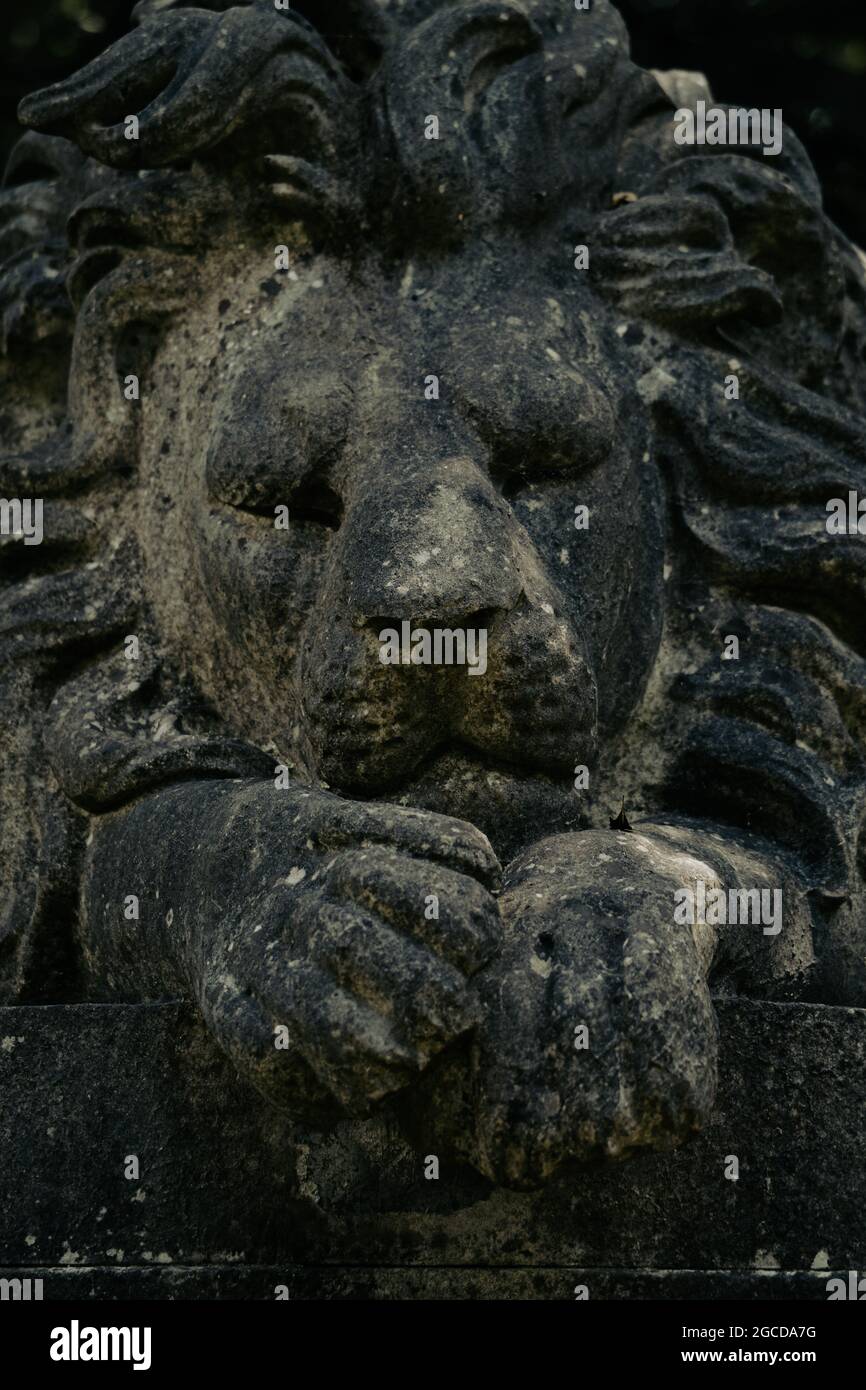 Facciata scolpita in pietra intemprata sullo storico monumento del cimitero di Londra Foto Stock Facciata scolpita in pietra intemprata sullo storico monumento del cimitero di Londra Foto Stock