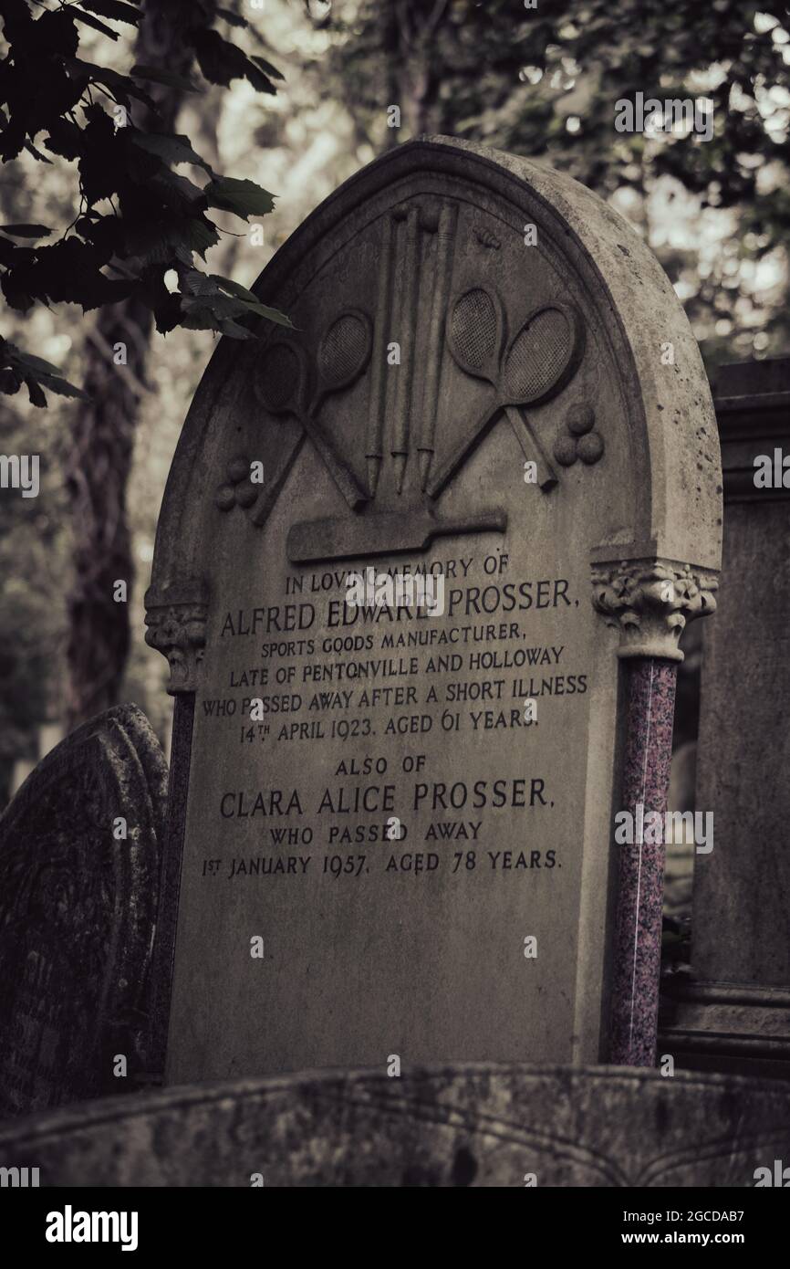 Lapide vittoriana con motivi a racchetta da tennis nello storico cimitero londinese Foto Stock
