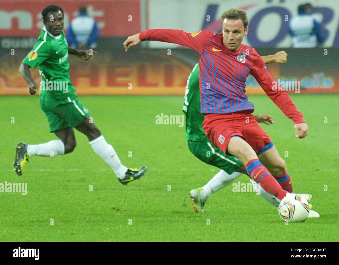 BUCAREST, ROMANIA - 3 NOVEMBRE 2011: Novak Martinovic della FCSB raffigurato in azione durante la UEFA Europa League Group J partita tra FCSB e Maccabi Haifa alla National Arena Foto Stock