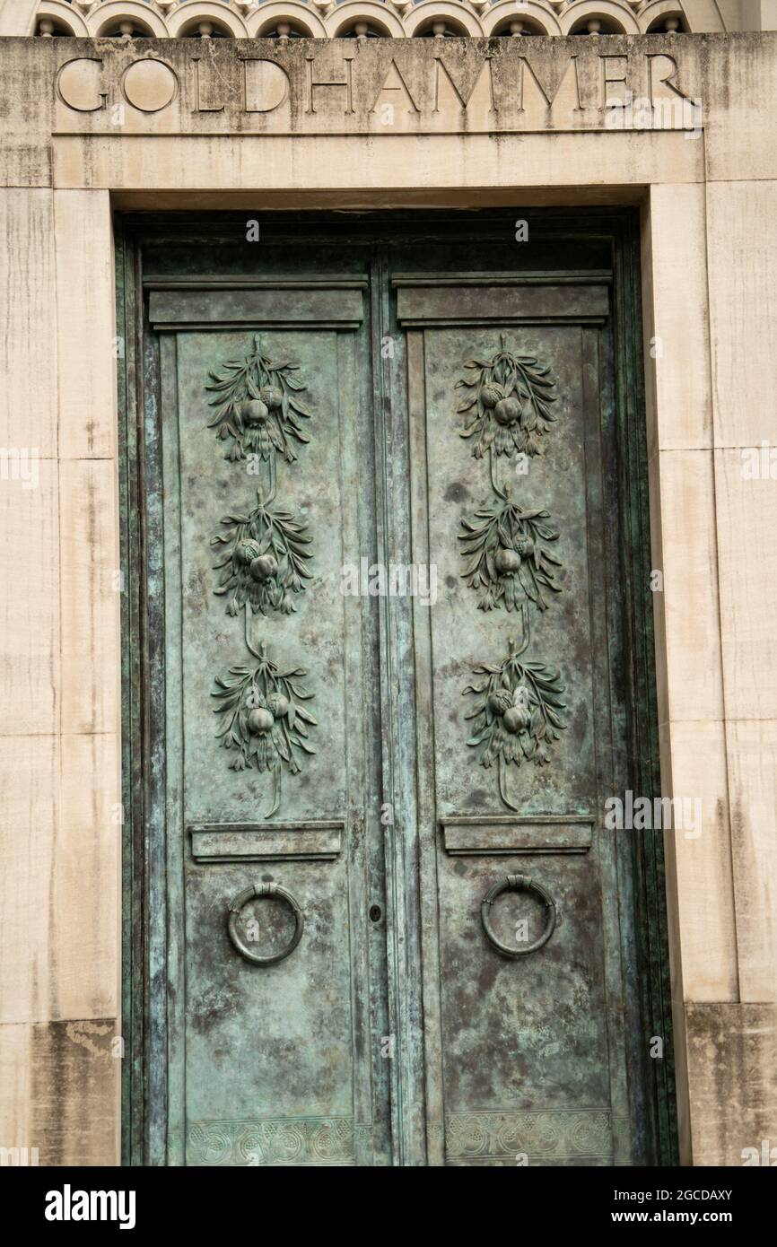Porte ornate in bronzo con rilievo floreale all'ingresso di Goldhammer Foto Stock