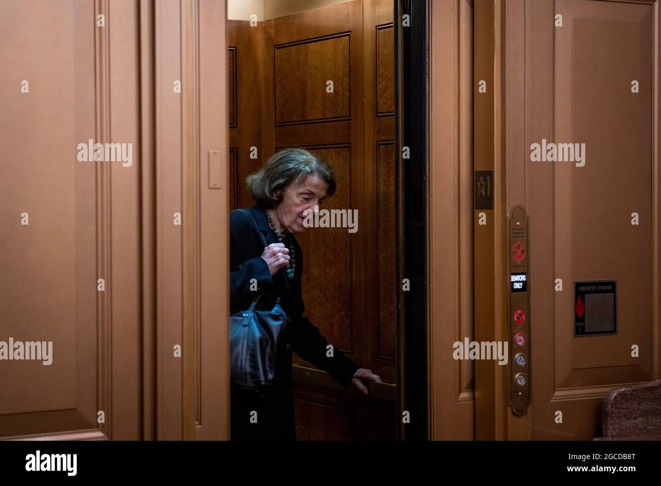 La senatrice degli Stati Uniti Dianne Feinstein (Democratica della California) arriva al Campidoglio degli Stati Uniti per un voto a Washington, DC, Sabato, 7 agosto 2021. (Foto di Rod Lamkey / CNP/Sipa USA) Foto Stock