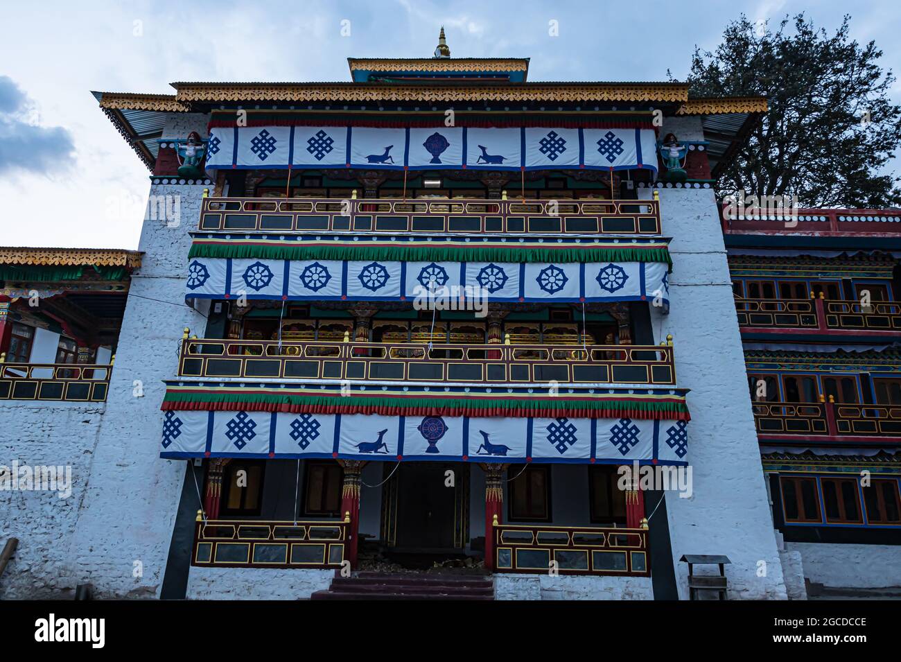 Il monastero buddista con bandiere religiose decorate al giorno da un'immagine ad angolo basso è preso al monastero di tawang arunachal pradesh india. Foto Stock