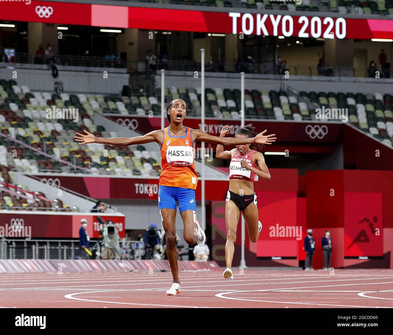 SIFON Hassan dei Paesi Bassi e Kalkidan Gezahegne del Bahrain attraversano il traguardo nella finale femminile di 10,000 metri allo Stadio Olimpico durante le Olimpiadi estive del 2020 a Tokyo, Giappone, sabato 7 agosto 2021. SIFON Hassan dei Paesi Bassi ha preso l'oro con un tempo di 29:55.32, Kalkidan Gezahegne del Bahrain ha preso l'argento con un tempo di 29:56.18 e Letesenbet Gidey dell'Etiopia ha preso il bronzo con un tempo di 30:01.72. Foto di Bob strong/UPI Foto Stock