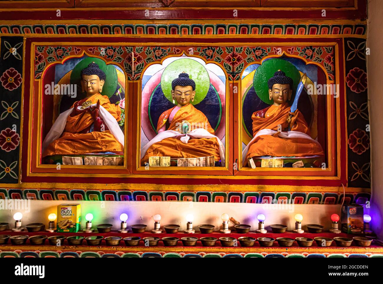 L'antico monastero buddista con la statua del Buddha e il muro decorato da diverse angolazioni è preso al monastero di tawang arunachal pradesh india. Foto Stock