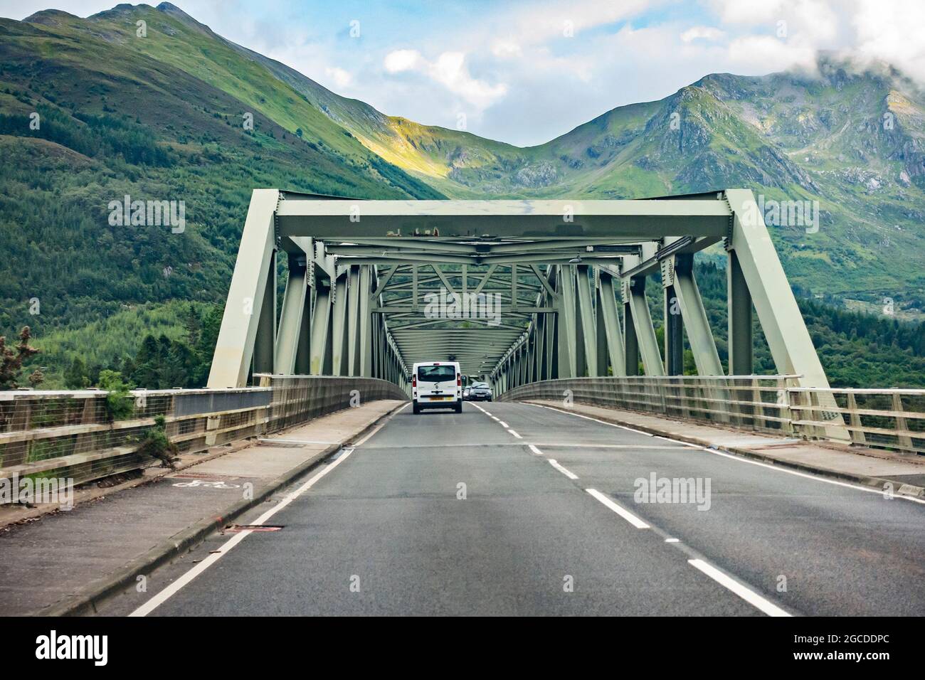 Cars on the Ballachulish Bridge (aperto nel dicembre 1975), un ponte a sbalzo in acciaio che collega i villaggi di Ballachulish Nord e Sud. Foto Stock