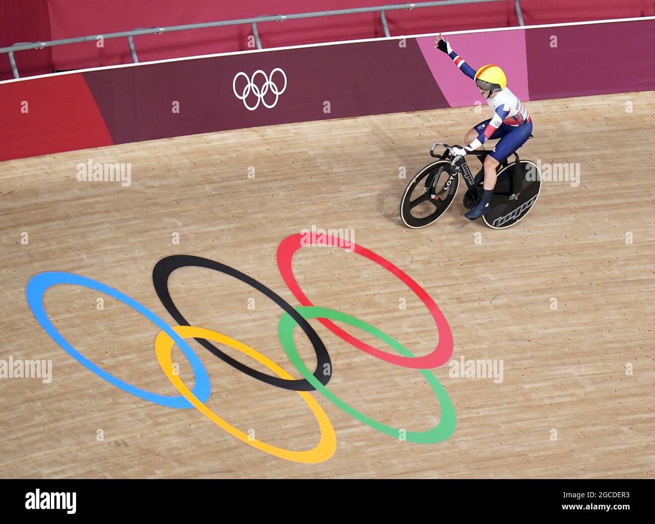 File photo datato 06-08-2021 della Gran Bretagna Laura Kenny celebra la vittoria dell'oro nella finale di Madison per le donne al Velodrome di Izu il quattordicesimo giorno dei Giochi Olimpici di Tokyo 2020 in Giappone. Data di emissione: Domenica 8 agosto 2021. Foto Stock