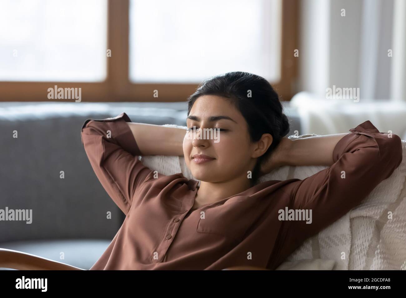 Calma donna indiana rilassarsi a casa respirare aria fresca Foto Stock