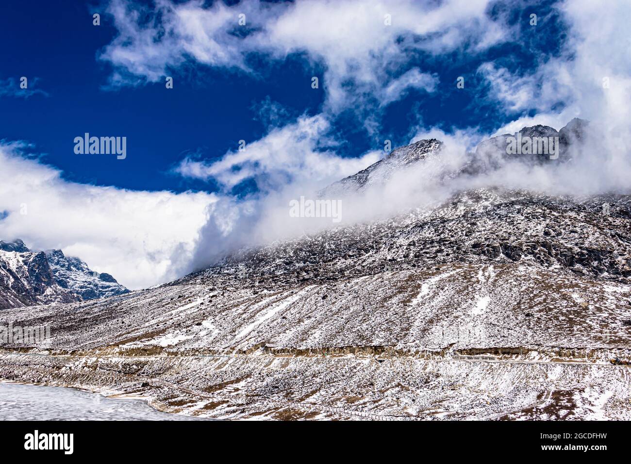 montagne coperte di neve con cielo blu luminoso al mattino da un angolo piatto immagine è presa a sela tawang arunachal pradesh india. Foto Stock