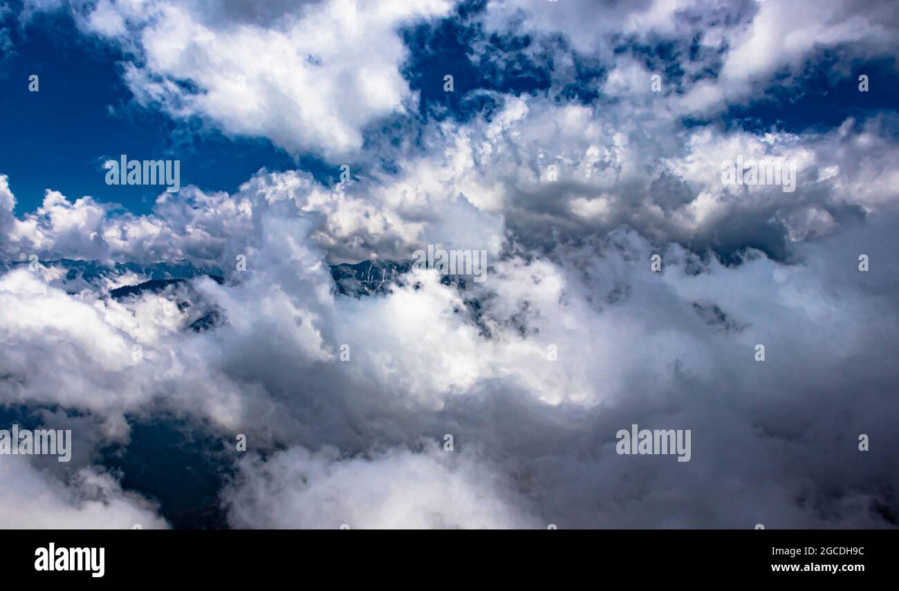 montagna con macchie nuvolose e cielo blu al mattino da un'immagine ad angolo piatto è preso al passo di sela tawang india. Foto Stock