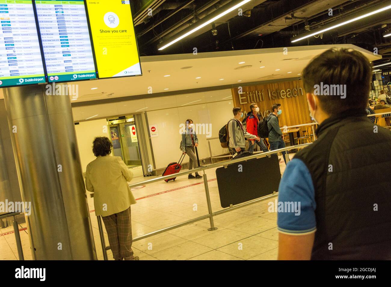 I passeggeri che indossano maschere arrivano all'aeroporto di Dublino, terminal 1, durante la pandemia di Covid19, Irlanda. Foto Stock