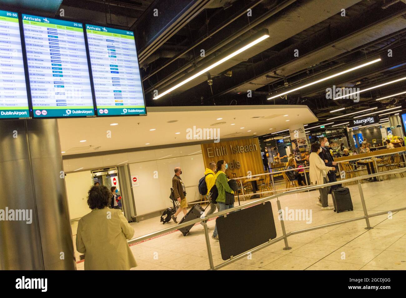 I passeggeri che indossano maschere arrivano all'aeroporto di Dublino, terminal 1, durante la pandemia di Covid19, Irlanda. Foto Stock