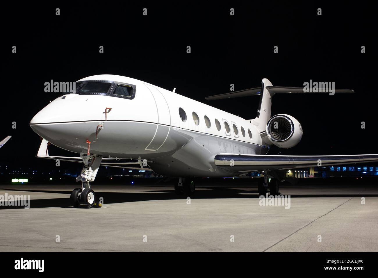 Getto d'affari Gulfstream G650 di notte all'aeroporto di Zurigo, Svizzera Foto Stock