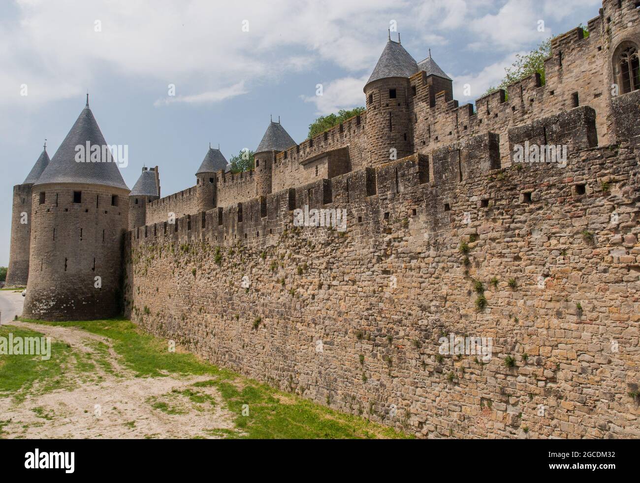 Le mura della città sul lato orientale della città medievale fortificata di Carcassonne, patrimonio dell'umanità dell'UNESCO Foto Stock