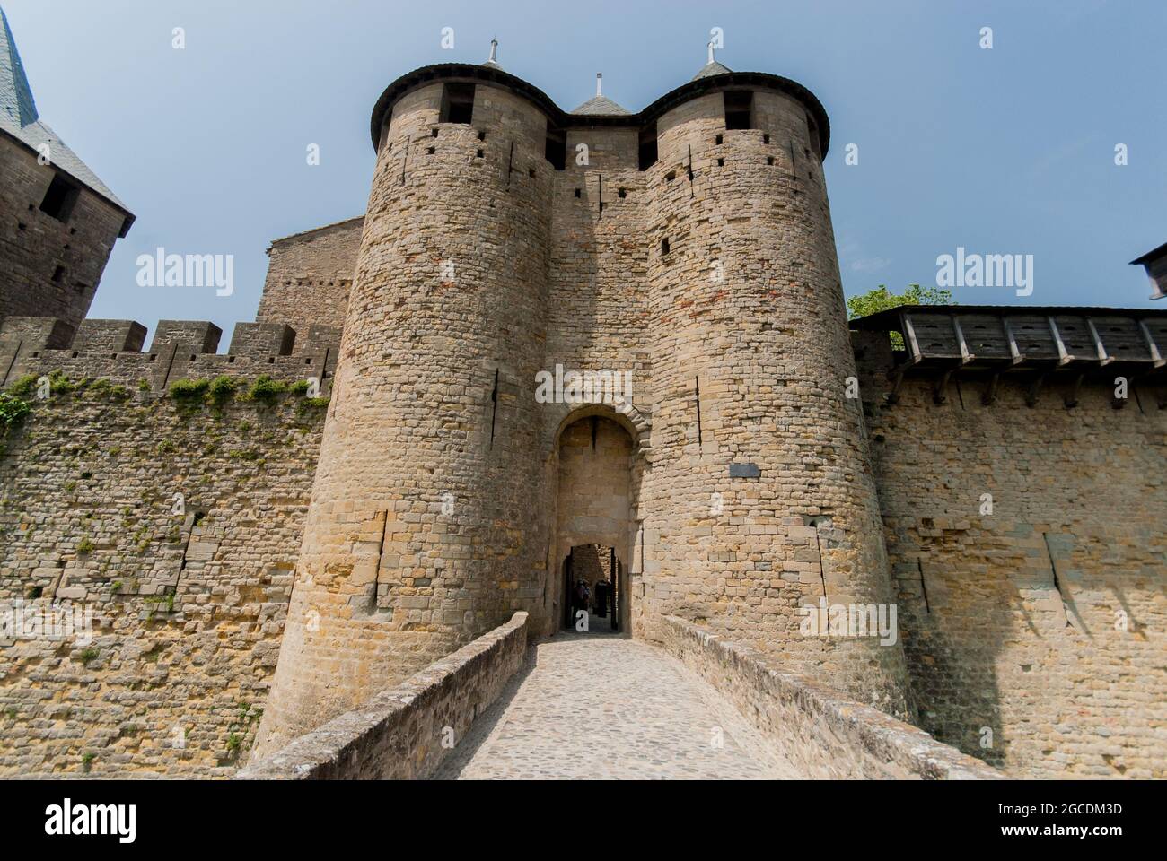 La porta al castello interno della città medievale fortificata di Carcassonne con le sue doppie torri Foto Stock