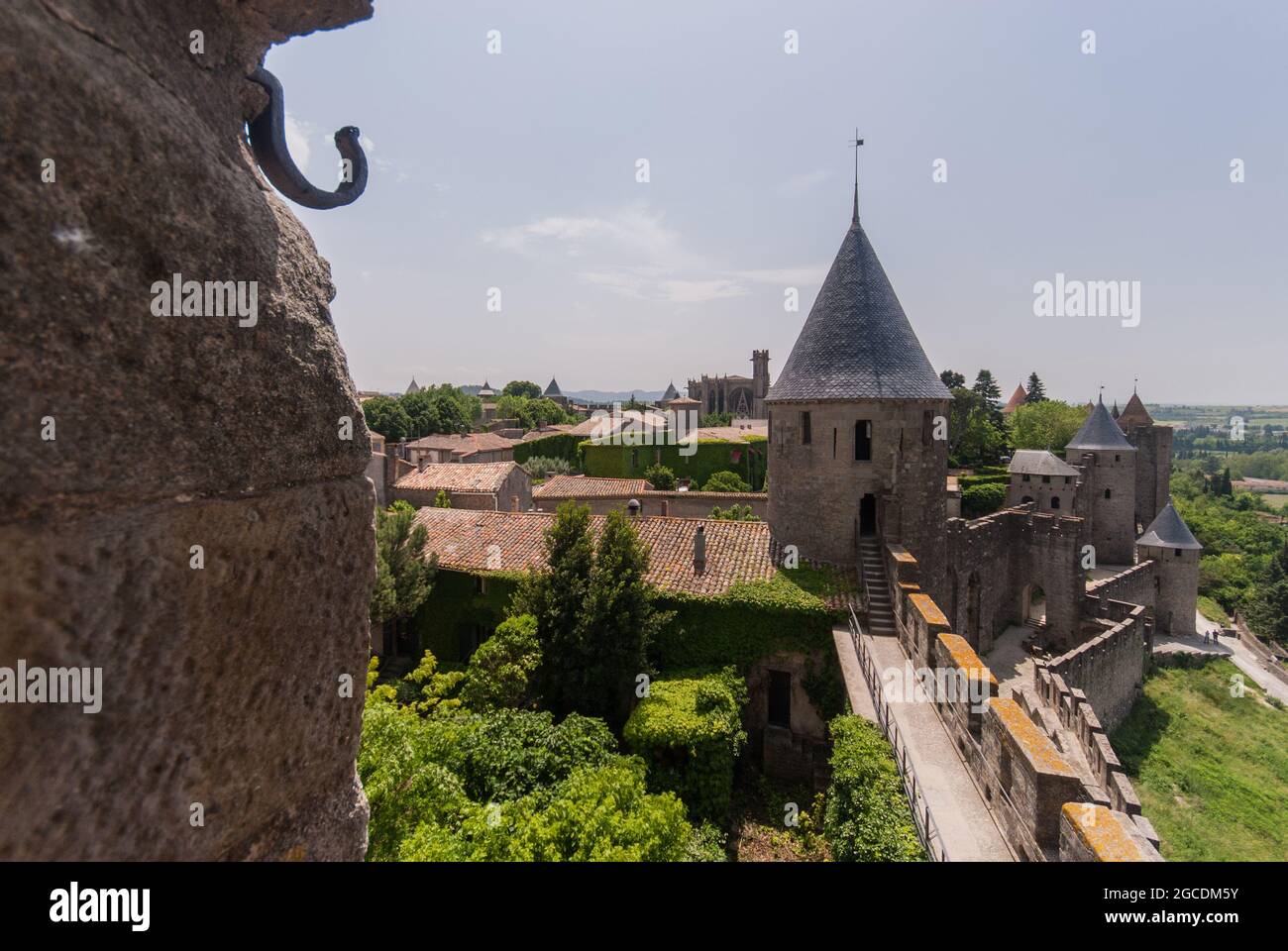 Una vista dal castello interno verso i bastioni della città fortificata di Carcassonne Foto Stock